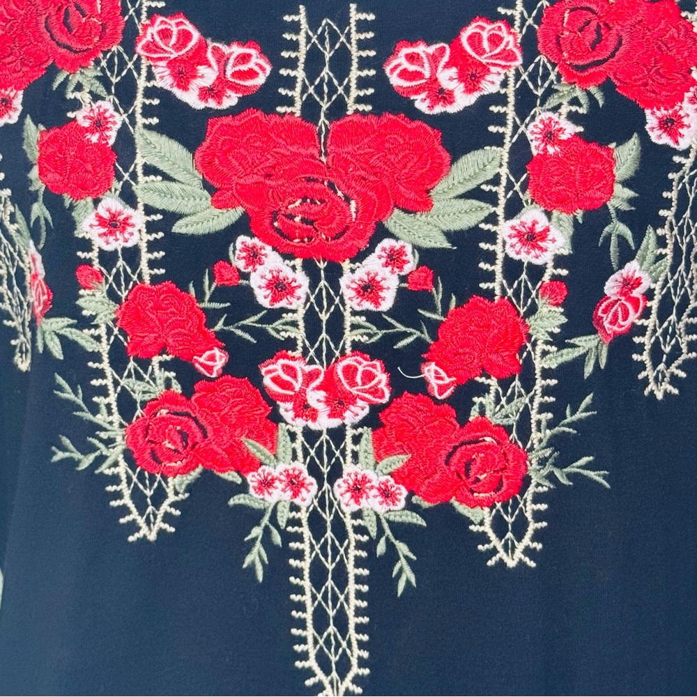 Paparazzi Embroidered Floral Black Top Women’s Size Medium - Picture 6 of 7
